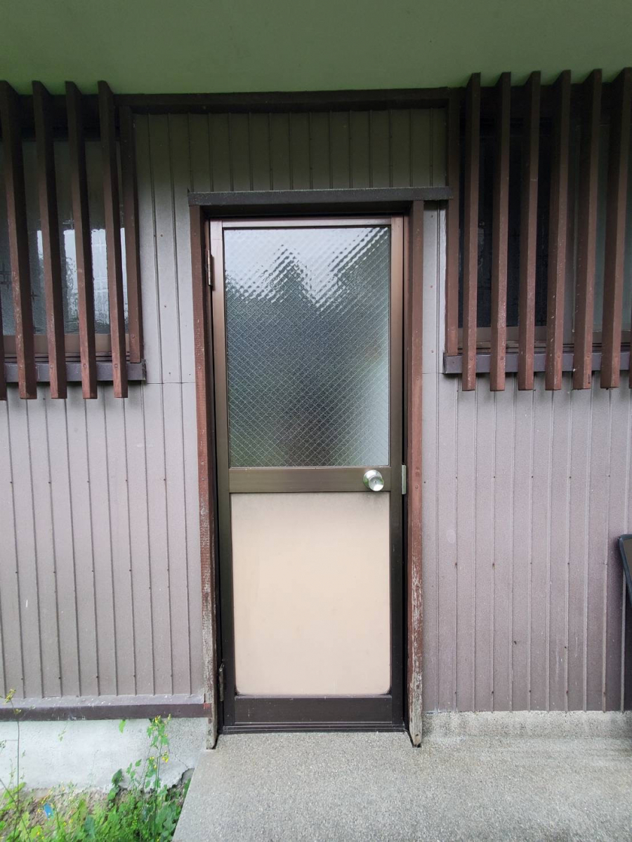 山本サッシ店 東紀州の勝手口ドアの下パネルの交換です‼︎ 《㈱アサヒ住宅様現場》の施工前の写真1