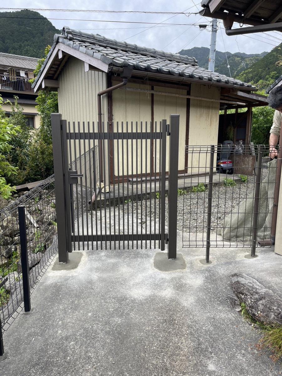 山本サッシ店 東紀州の四駆の電動バイクの入口完成‼️ 《三角田工業様現場》の施工後の写真1