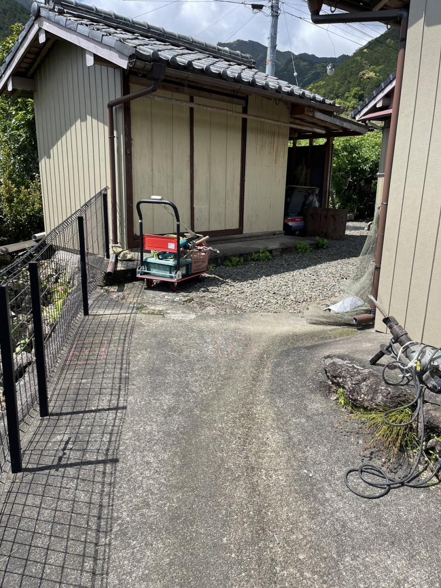 山本サッシ店 東紀州の四駆の電動バイクの入口完成‼️ 《三角田工業様現場》の施工前の写真1