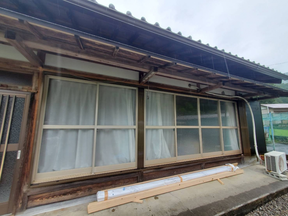 山本サッシ店 東紀州の木製の雨戸を使い易く“鋼製雨戸”に交換しました‼︎ 《仲村建築様現場》の施工後の写真1