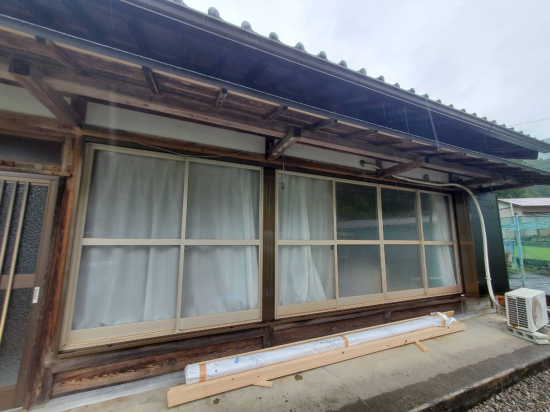 山本サッシ店 東紀州の木製の雨戸を使い易く“鋼製雨戸”に交換しました‼︎ 《仲村建築様現場》施工事例写真1