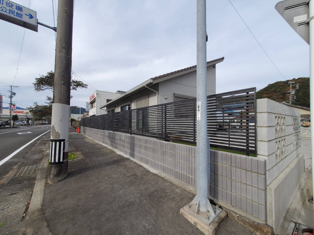 山本サッシ店 東紀州のカーポートを取り付けました‼フェンスを使ってプライベートな空間を‼ ≪大末建設様現場≫の施工後の写真1