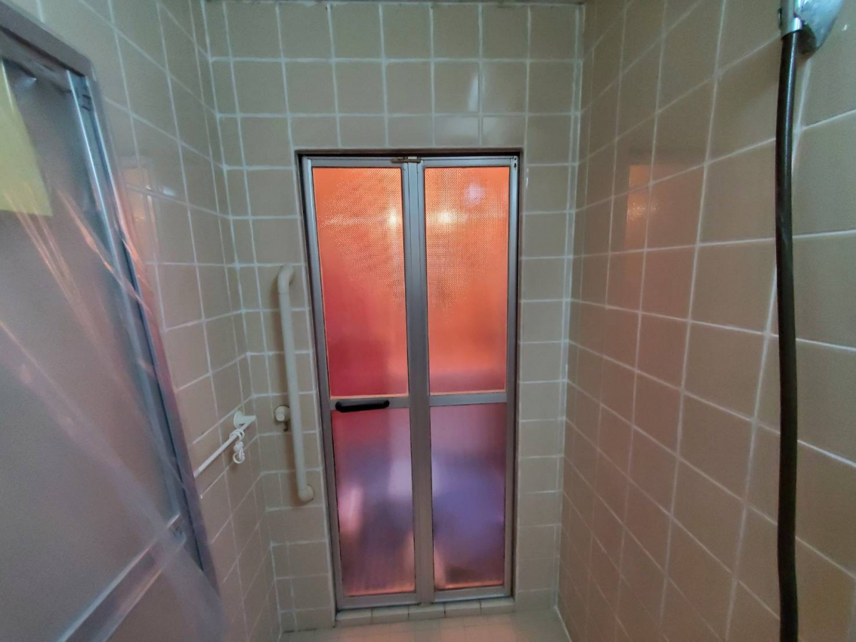山本サッシ店 東紀州の【困り事】浴室のドアが壊れました💦 《中谷建築様現場》の施工前の写真1