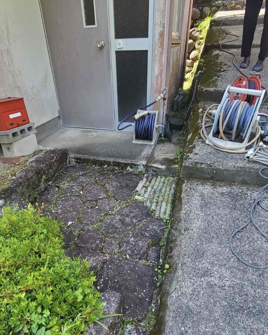山本サッシ店 東紀州の玄関前に手すりを取り付けました‼ ≪大豊建築様現場≫の施工前の写真1