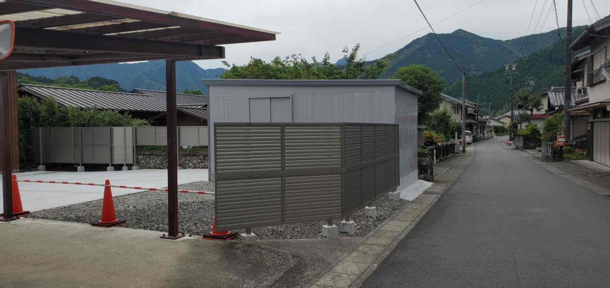 山本サッシ店 東紀州のガレージと多段フェンスの施工です‼ ≪脇 建築様現場≫の施工後の写真1