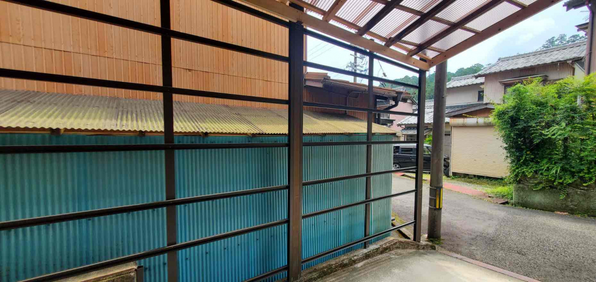 山本サッシ店 東紀州の≪テラス囲い工事≫ 東建築様 某邸(尾鷲市)の施工前の写真1
