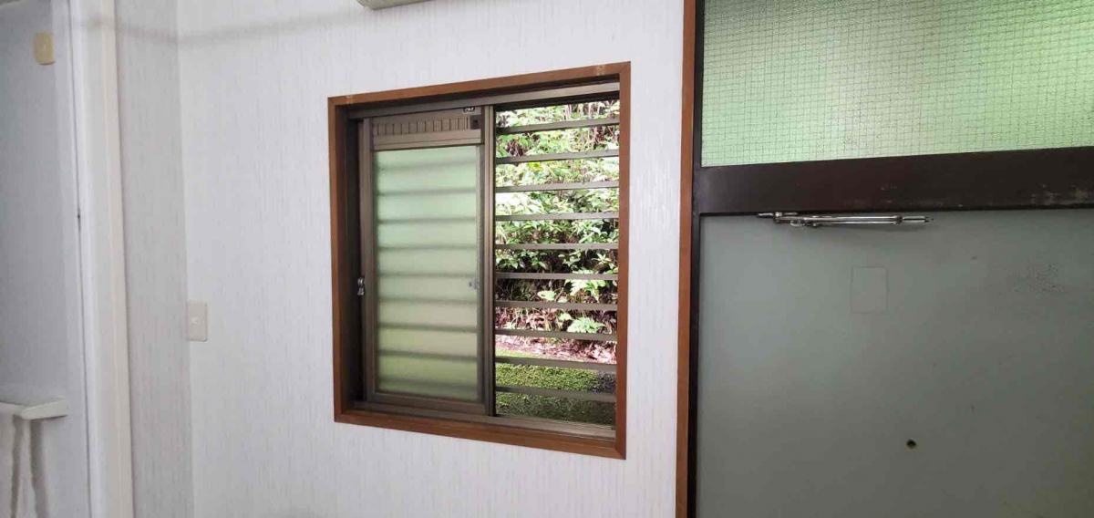 山本サッシ店 東紀州の≪省エネ対策≫ 窓に内窓を施工させて頂きました‼の施工前の写真1
