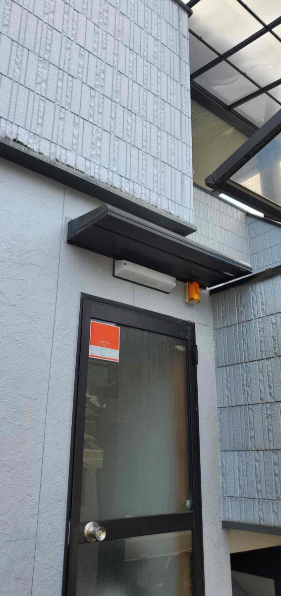 山本サッシ店 東紀州の≪テラス工事≫玄関屋根を取替えました‼ 島田興業様現場 某所(尾鷲市)の施工前の写真1