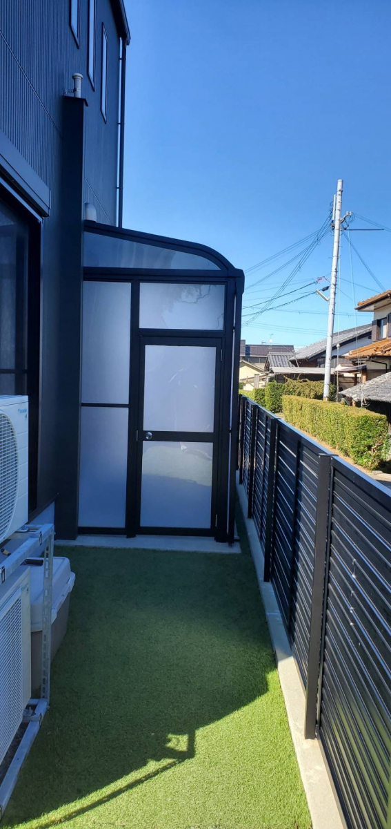 山本サッシ店 東紀州の《ストックヤード》オシャレな物置取付ました。アサヒ住宅様現場の施工後の写真1