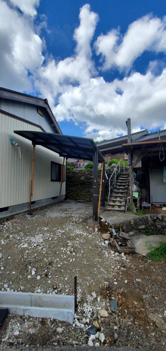 山本サッシ店 東紀州の《カーポート》一台用の車庫が出来ました‼︎ 上村組様現場の施工後の写真1