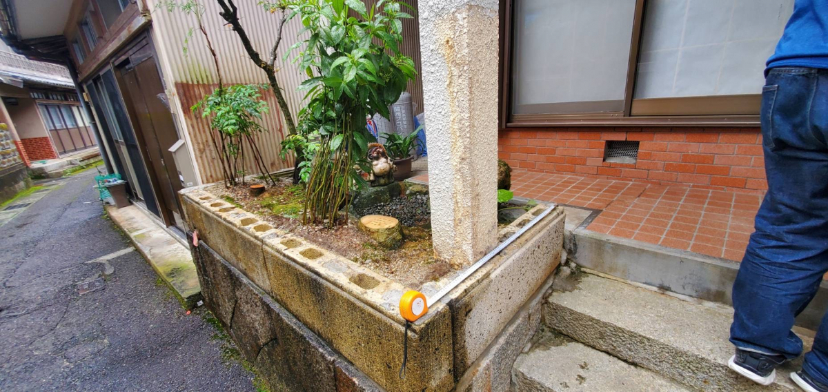 山本サッシ店 東紀州の《フェンス》花壇にフェンスを取付ました‼︎ 仲嘉建設様現場の施工前の写真1