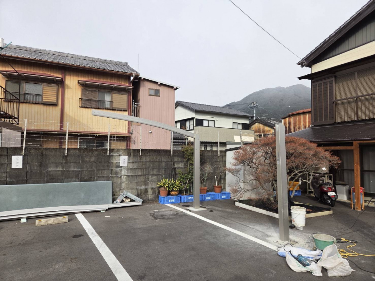 山本サッシ店 東紀州の車がぶつかった“カーポート”の柱を取り替えました💦の施工前の写真1