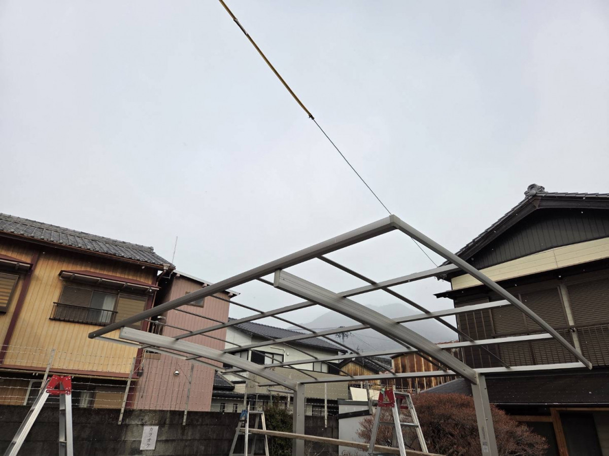 山本サッシ店 東紀州の車がぶつかった“カーポート”の柱を取り替えました💦の施工前の写真2