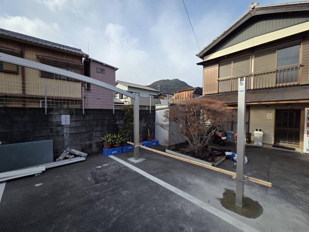 山本サッシ店 東紀州の車がぶつかった“カーポート”の柱を取り替えました💦の施工前の写真3