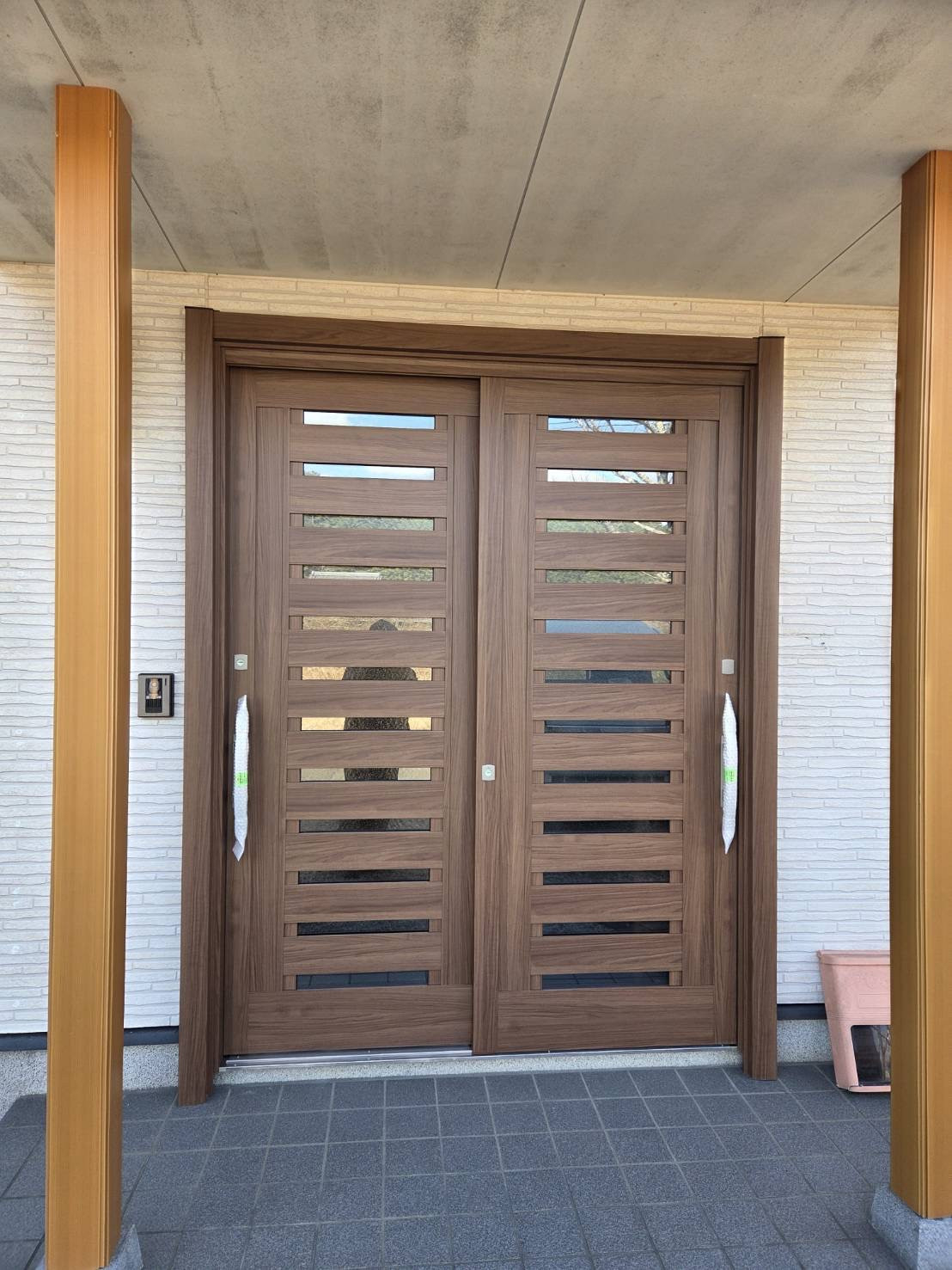 山本サッシ店 東紀州の玄関引戸を取り替えました‼︎ 島田工業様現場の施工後の写真1