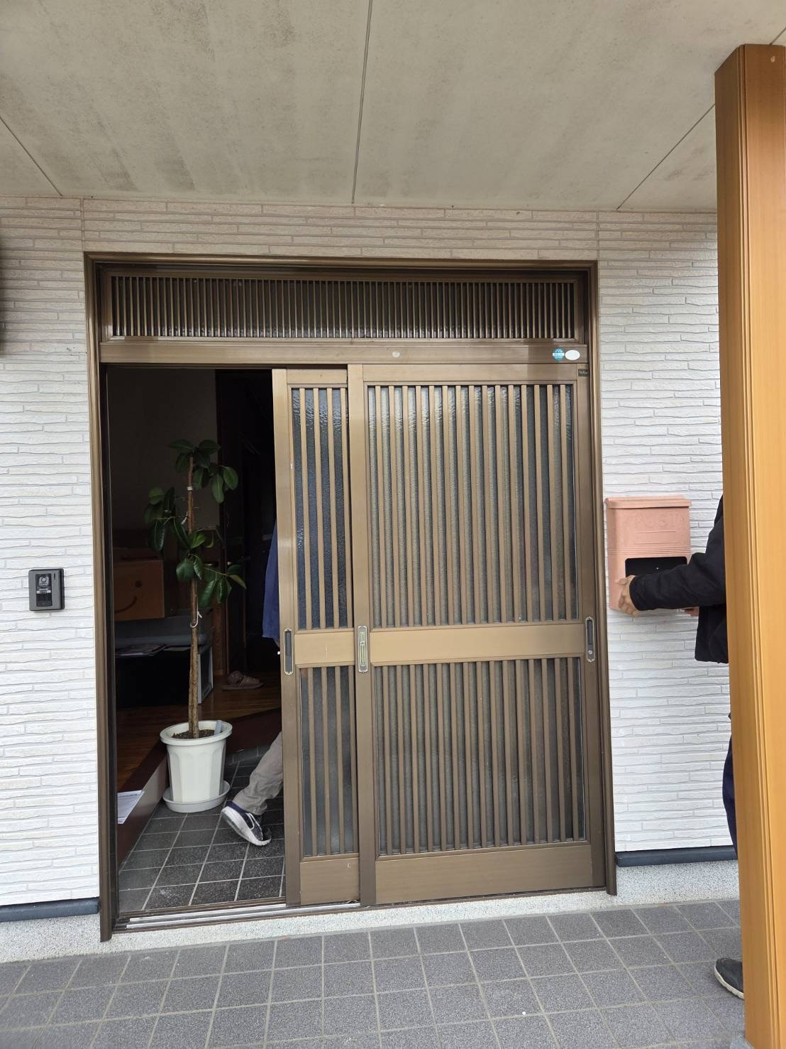山本サッシ店 東紀州の玄関引戸を取り替えました‼︎ 島田工業様現場の施工前の写真1