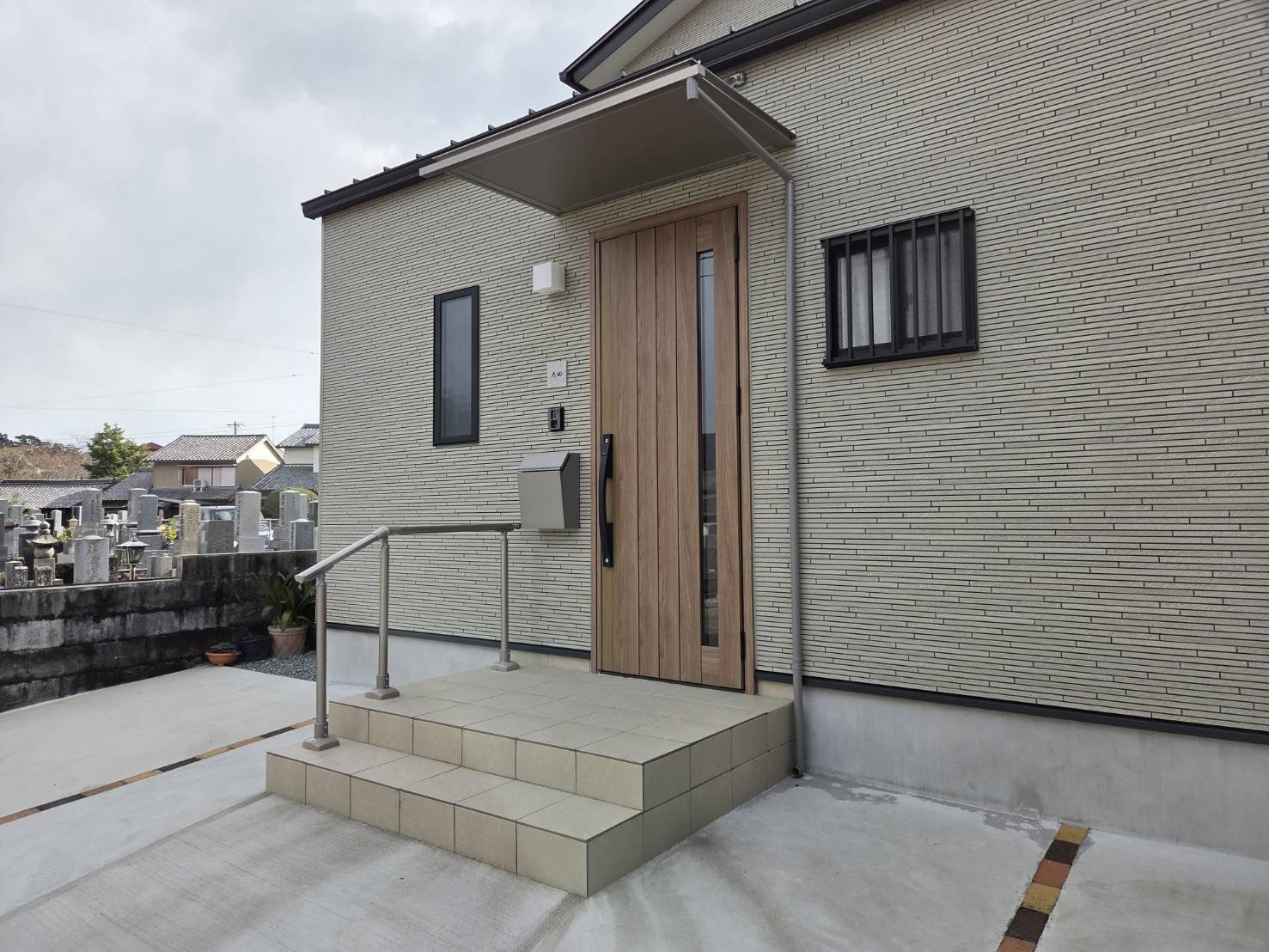 山本サッシ店 東紀州の庇に雨トユが無い💦 付けましょう‼︎私が😆の施工後の写真1