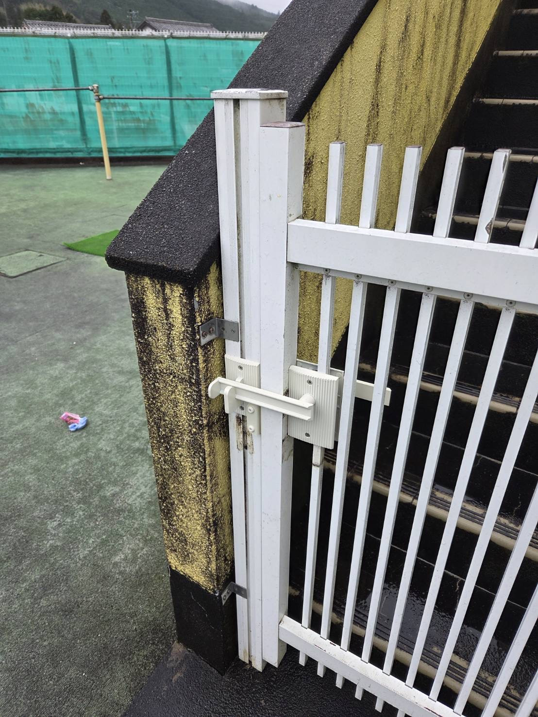 山本サッシ店 東紀州のメーカー不明？の門扉の壊れたハンドルを取り替えました💦の施工前の写真1