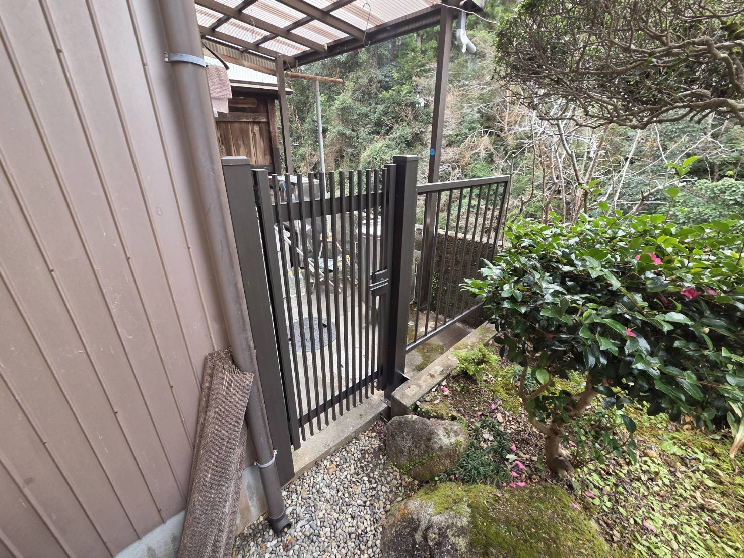 山本サッシ店 東紀州のボロボロになっての木の門扉をアルミに交換しました‼︎ 平川工業様現場の施工後の写真1