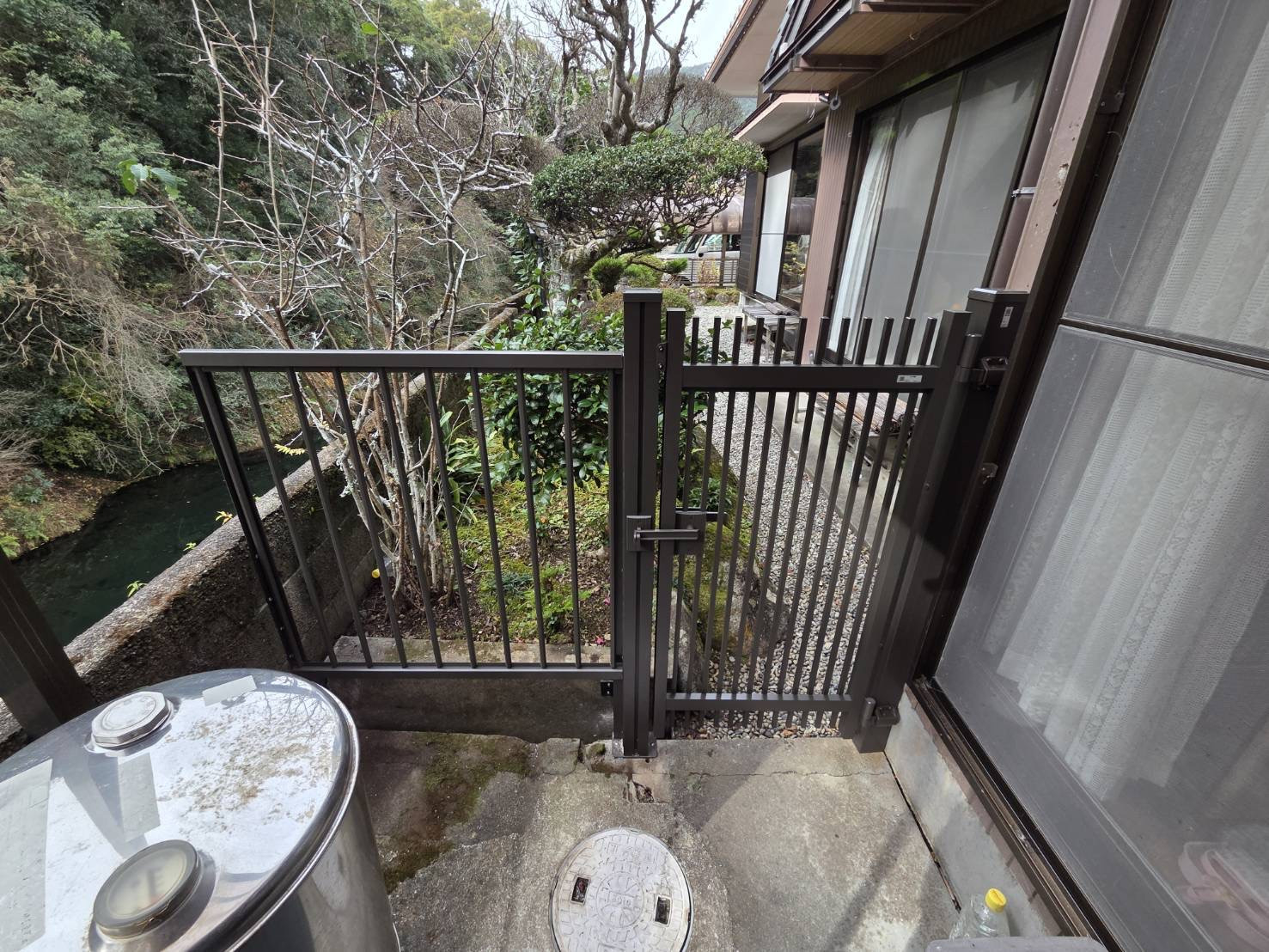 山本サッシ店 東紀州のボロボロになっての木の門扉をアルミに交換しました‼︎ 平川工業様現場の施工前の写真1