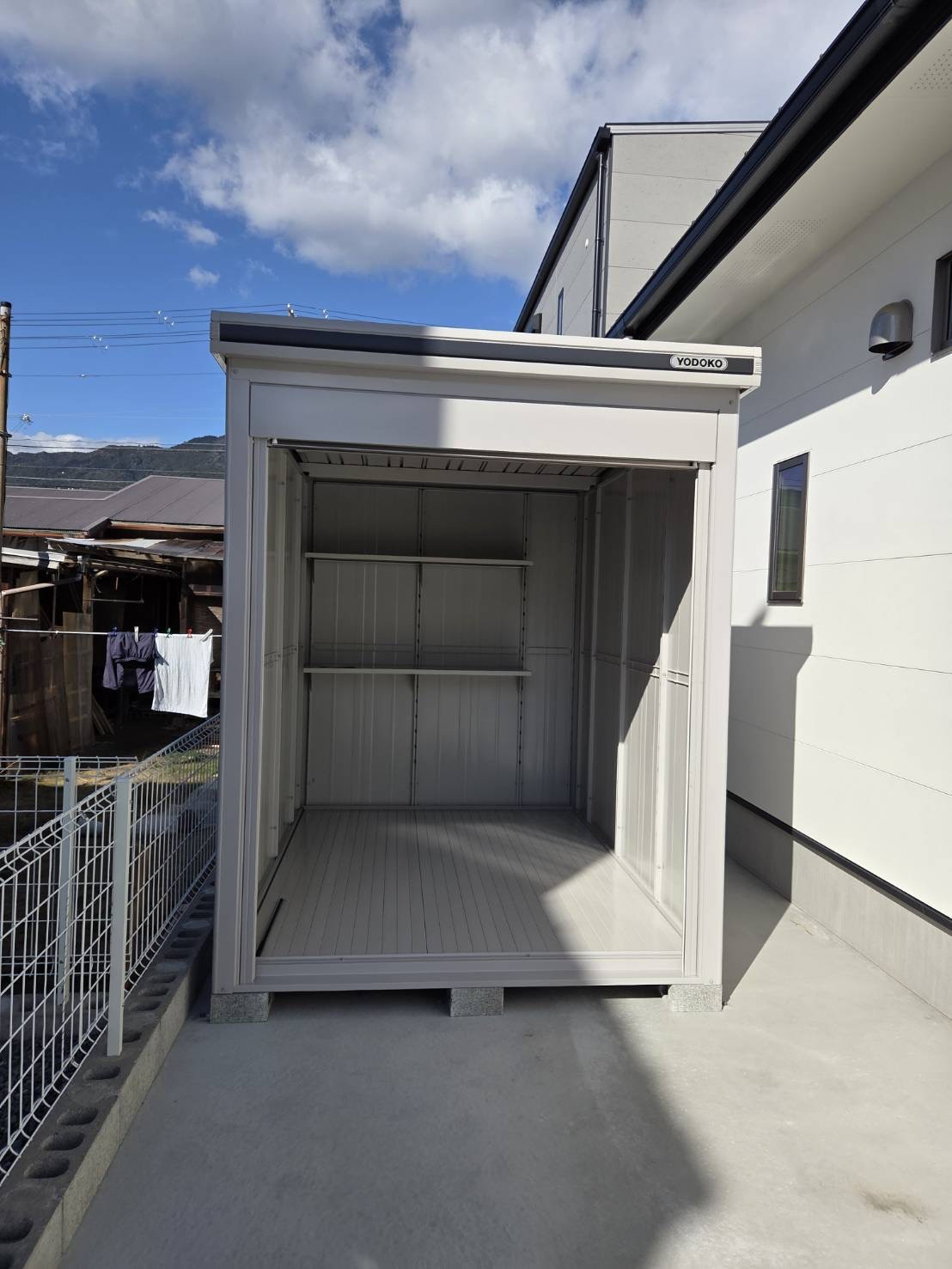 山本サッシ店 東紀州のシャッター付きの物置を取り付けました‼️の施工後の写真1