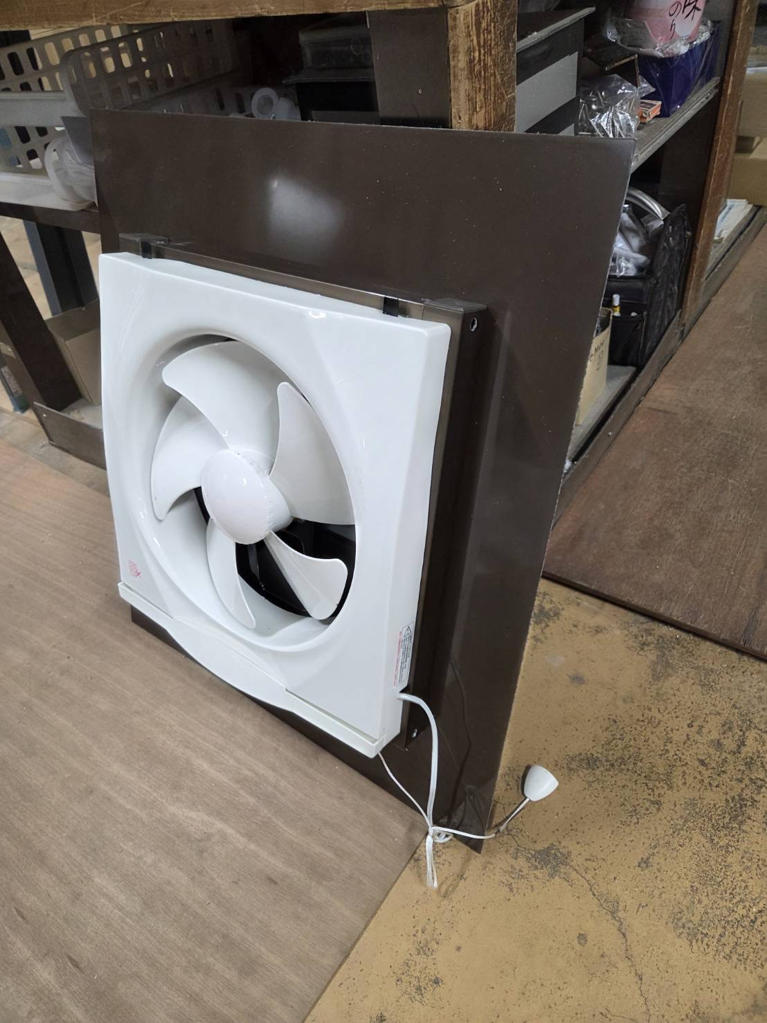 山本サッシ店 東紀州の窓屋にお任せ‼︎換気扇を窓に取り付けました‼︎ 某料理屋の施工後の写真1