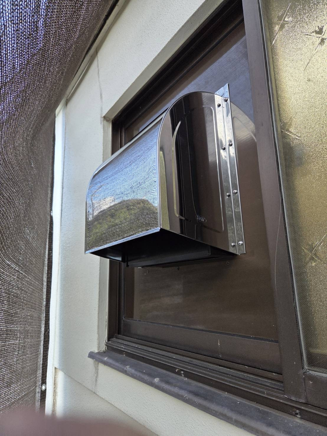 山本サッシ店 東紀州の窓屋にお任せ‼︎換気扇を窓に取り付けました‼︎ 某料理屋の施工前の写真1