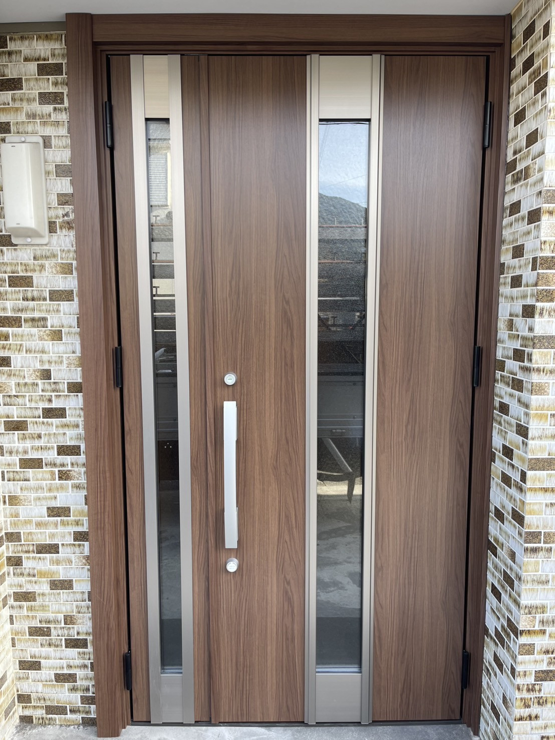 山本サッシ店 東紀州の🚪玄関を交換させて頂きました‼️ あおいホーム様現場の施工後の写真1
