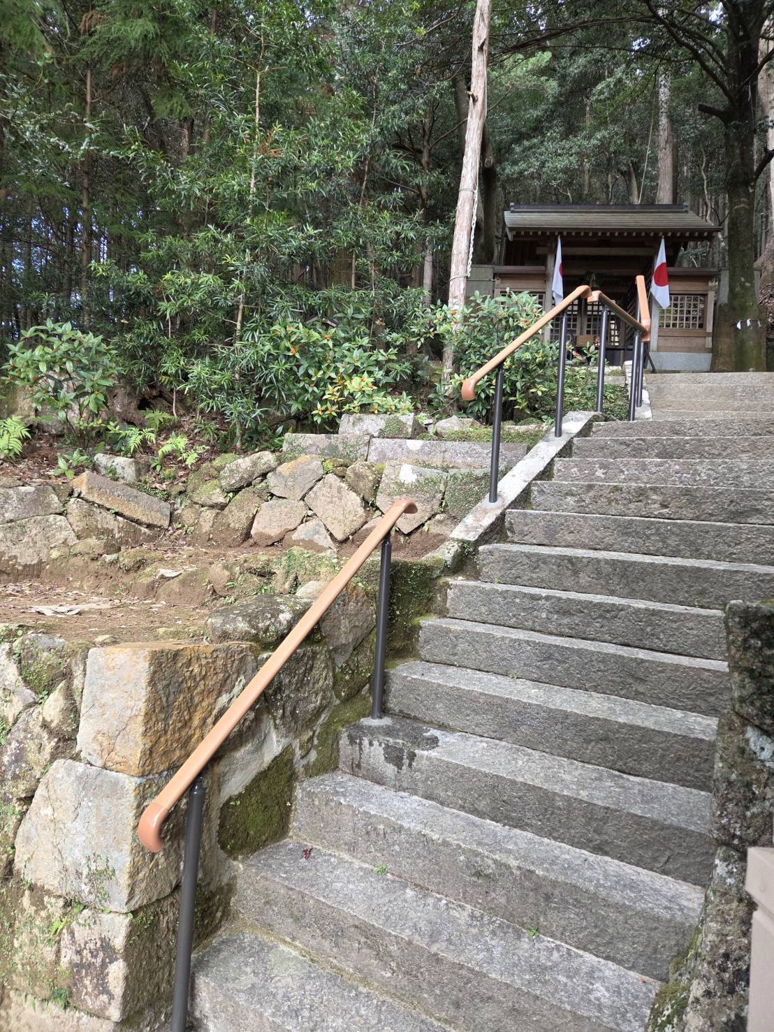 山本サッシ店 東紀州の🪨石の階段に手摺を取付させて頂きました‼️ 中村組様現場の施工後の写真1