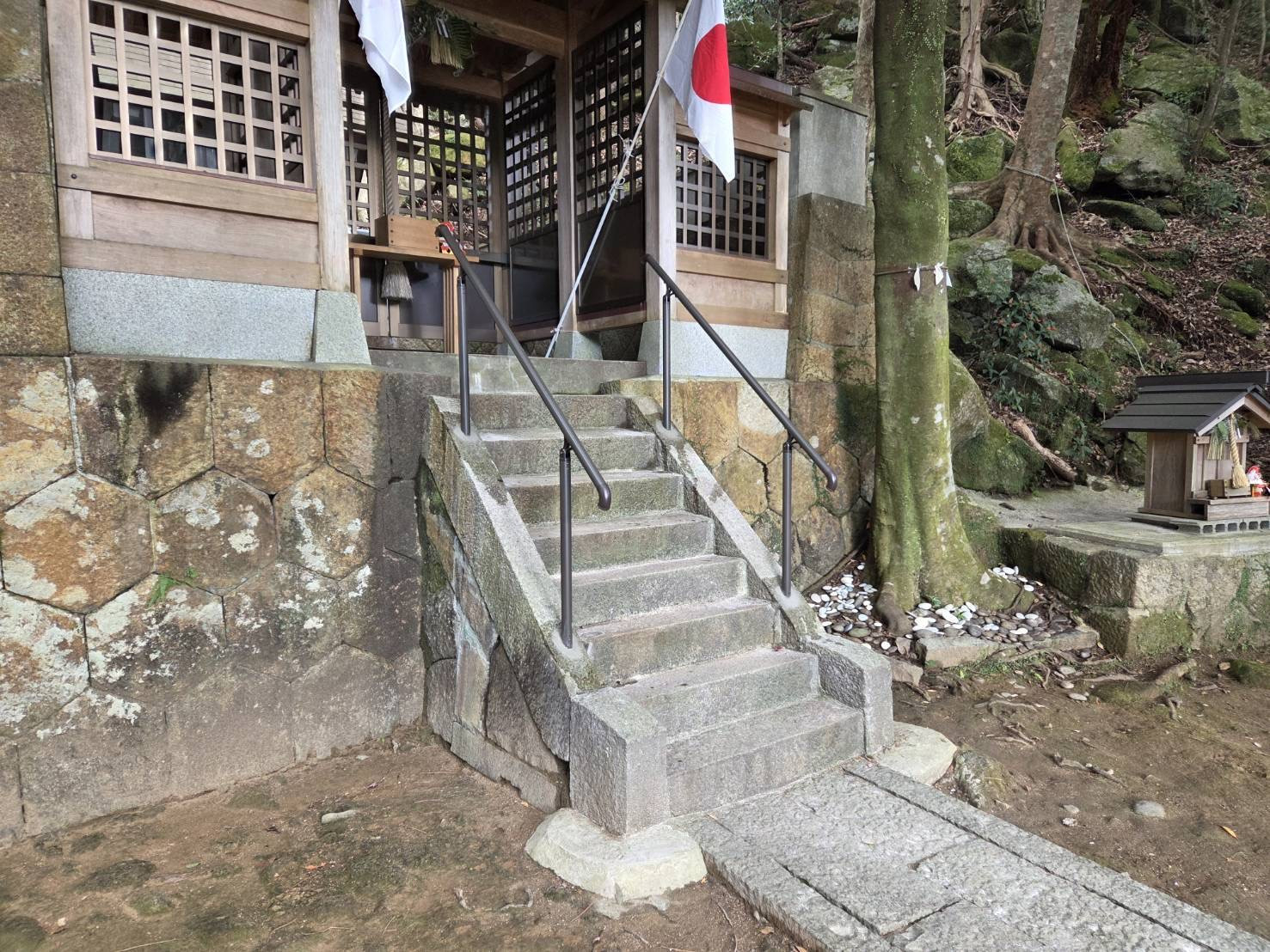 山本サッシ店 東紀州の🪨石の階段に手摺を取付させて頂きました‼️ 中村組様現場の施工前の写真1