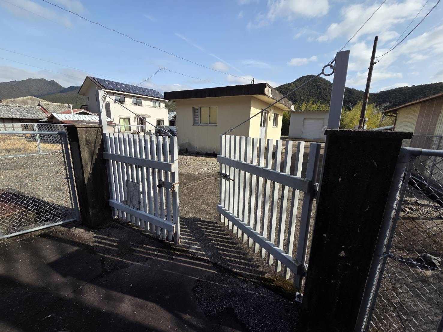 山本サッシ店 東紀州のスチール門扉を、アルミの大型門扉に取り替えました‼️ 太田工務店様現場の施工前の写真1