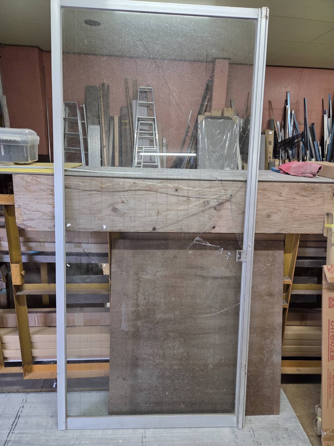 山本サッシ店 東紀州のガラス割れかえ工事をさせてもらいました‼︎  学校🏫の施工前の写真1