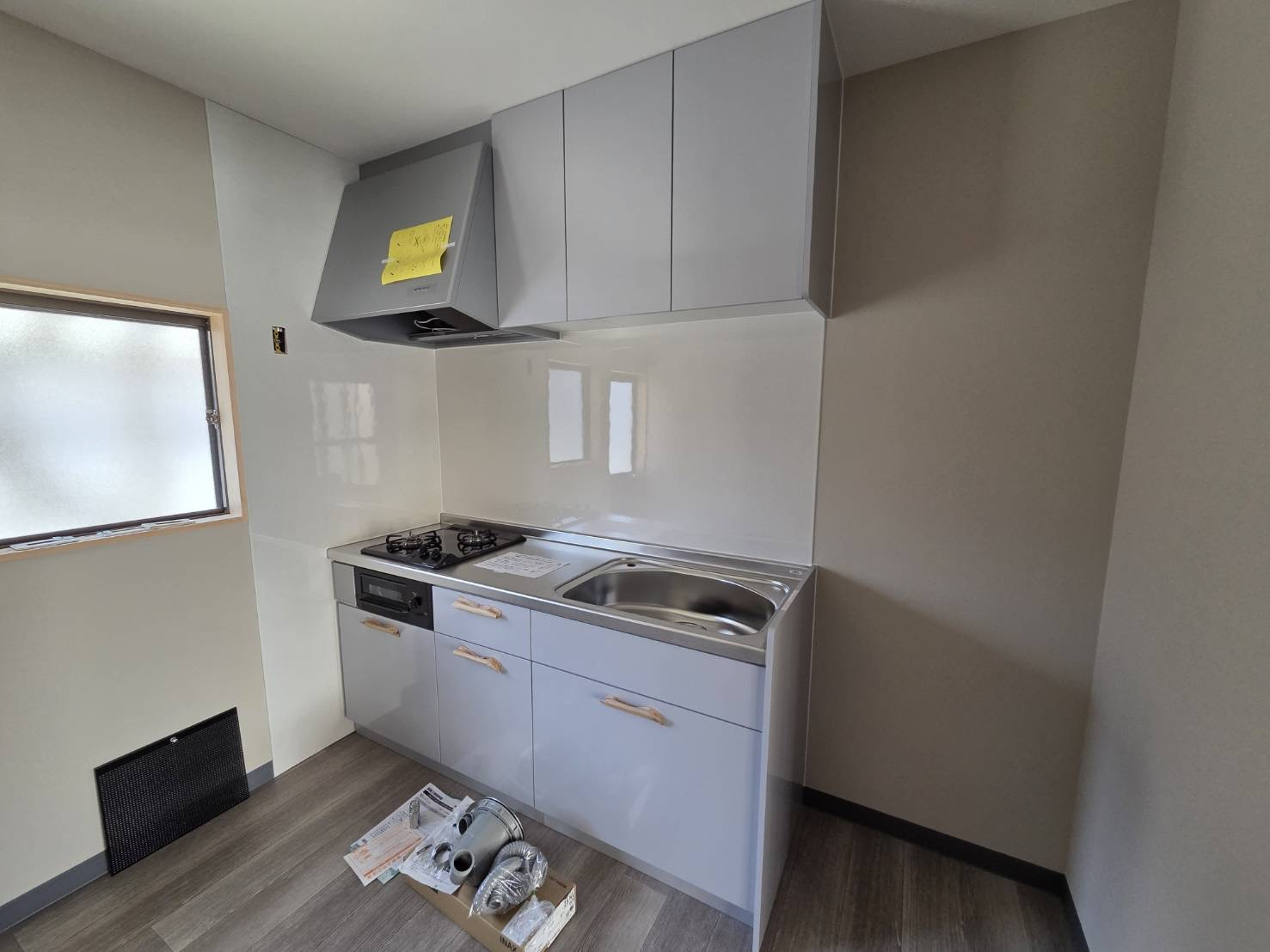 山本サッシ店 東紀州の小さな台所を取り付けました❣️ 直 建築様現場の施工後の写真1