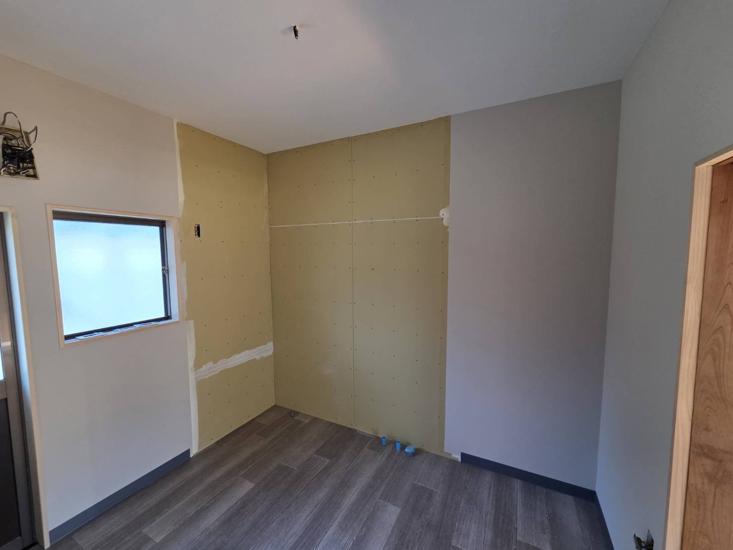 山本サッシ店 東紀州の小さな台所を取り付けました❣️ 直 建築様現場の施工前の写真1