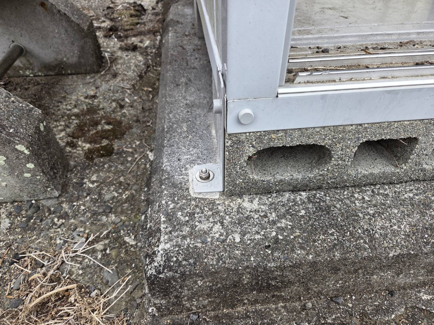 山本サッシ店 東紀州の車🚘がぶつかって、位置ズレが起きたので修理を‼️の施工後の写真2