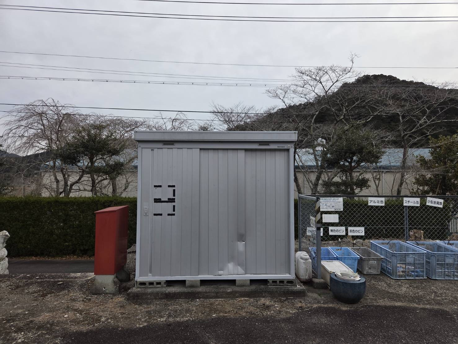 山本サッシ店 東紀州の車🚘がぶつかって、位置ズレが起きたので修理を‼️の施工前の写真1