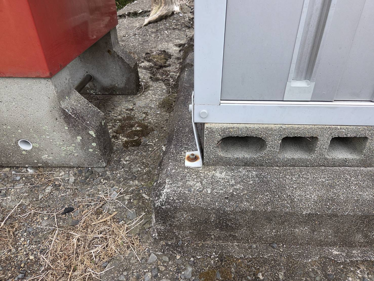 山本サッシ店 東紀州の車🚘がぶつかって、位置ズレが起きたので修理を‼️の施工前の写真2