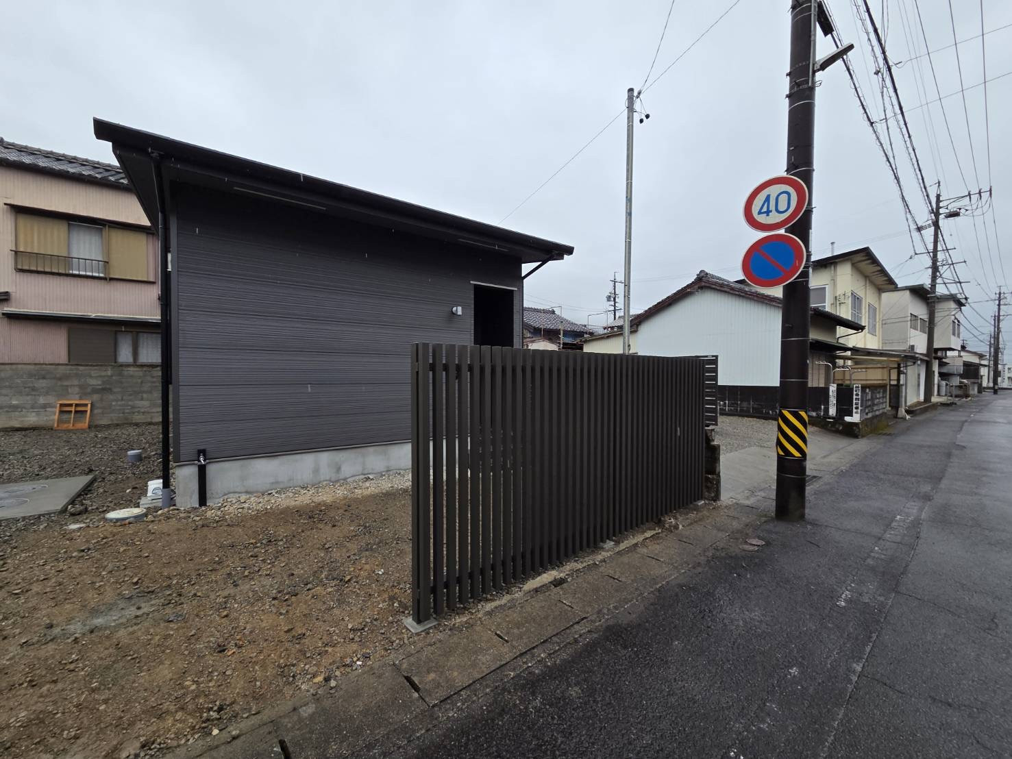 山本サッシ店 東紀州の👀道からの視線が気になるとのことでフェンスを工事‼️ レヴィン様／ 尾鷲市新築現場の施工後の写真2