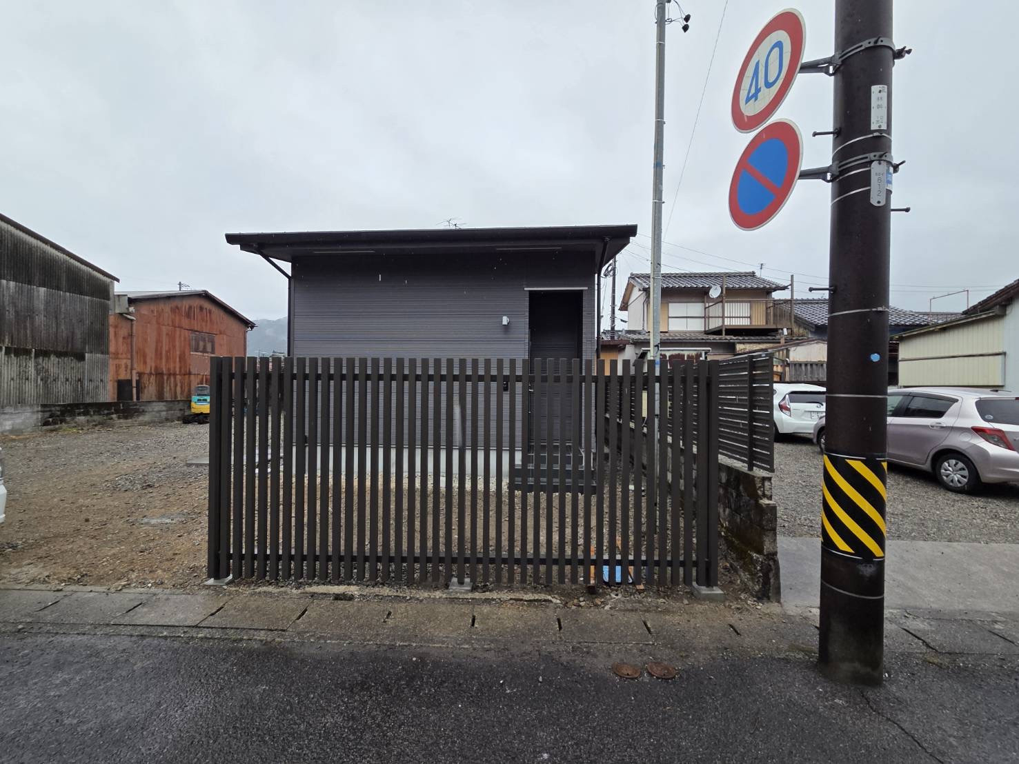 山本サッシ店 東紀州の👀道からの視線が気になるとのことでフェンスを工事‼️ レヴィン様／ 尾鷲市新築現場の施工後の写真3