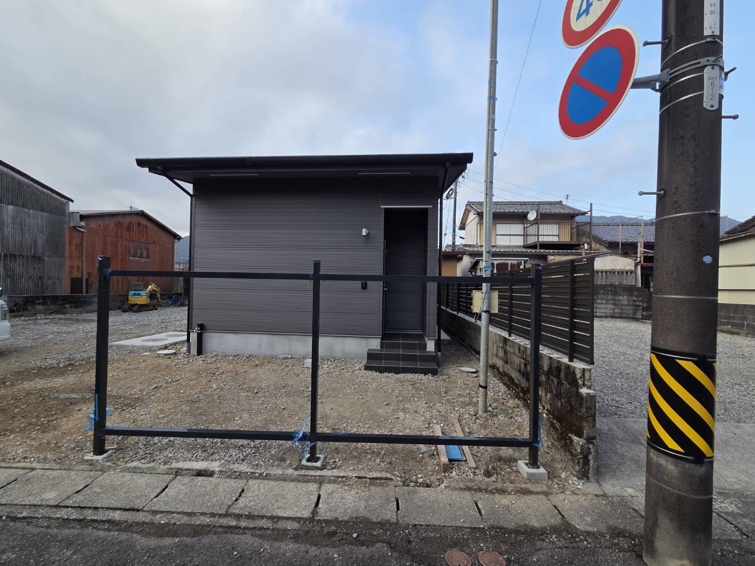 山本サッシ店 東紀州の👀道からの視線が気になるとのことでフェンスを工事‼️ レヴィン様／ 尾鷲市新築現場の施工前の写真1