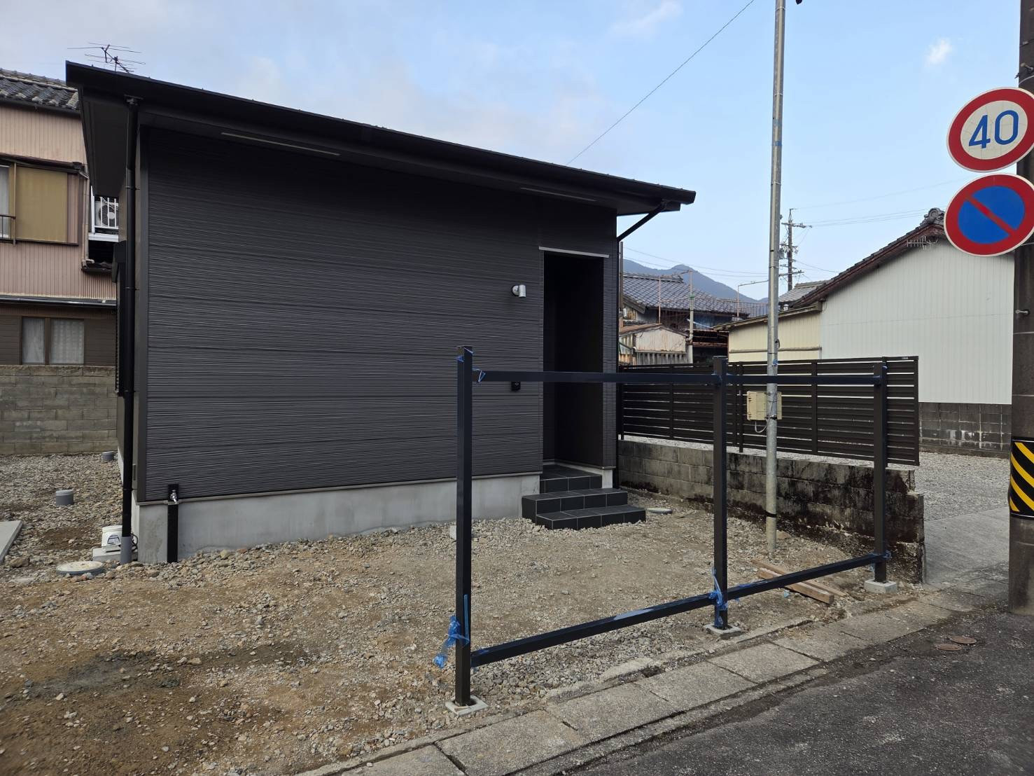 山本サッシ店 東紀州の👀道からの視線が気になるとのことでフェンスを工事‼️ レヴィン様／ 尾鷲市新築現場の施工前の写真2