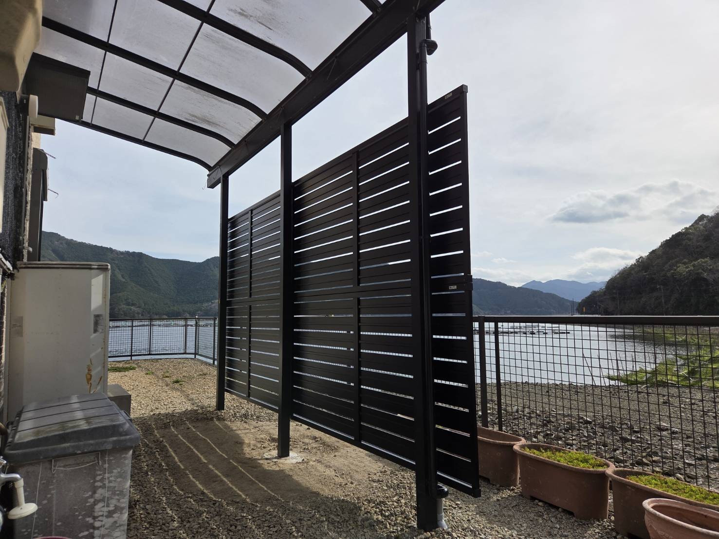 山本サッシ店 東紀州のテラスに目隠し壁を設置しました‼️の施工後の写真1