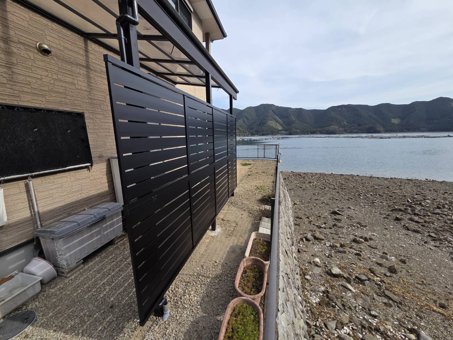 山本サッシ店 東紀州のテラスに目隠し壁を設置しました‼️の施工後の写真2