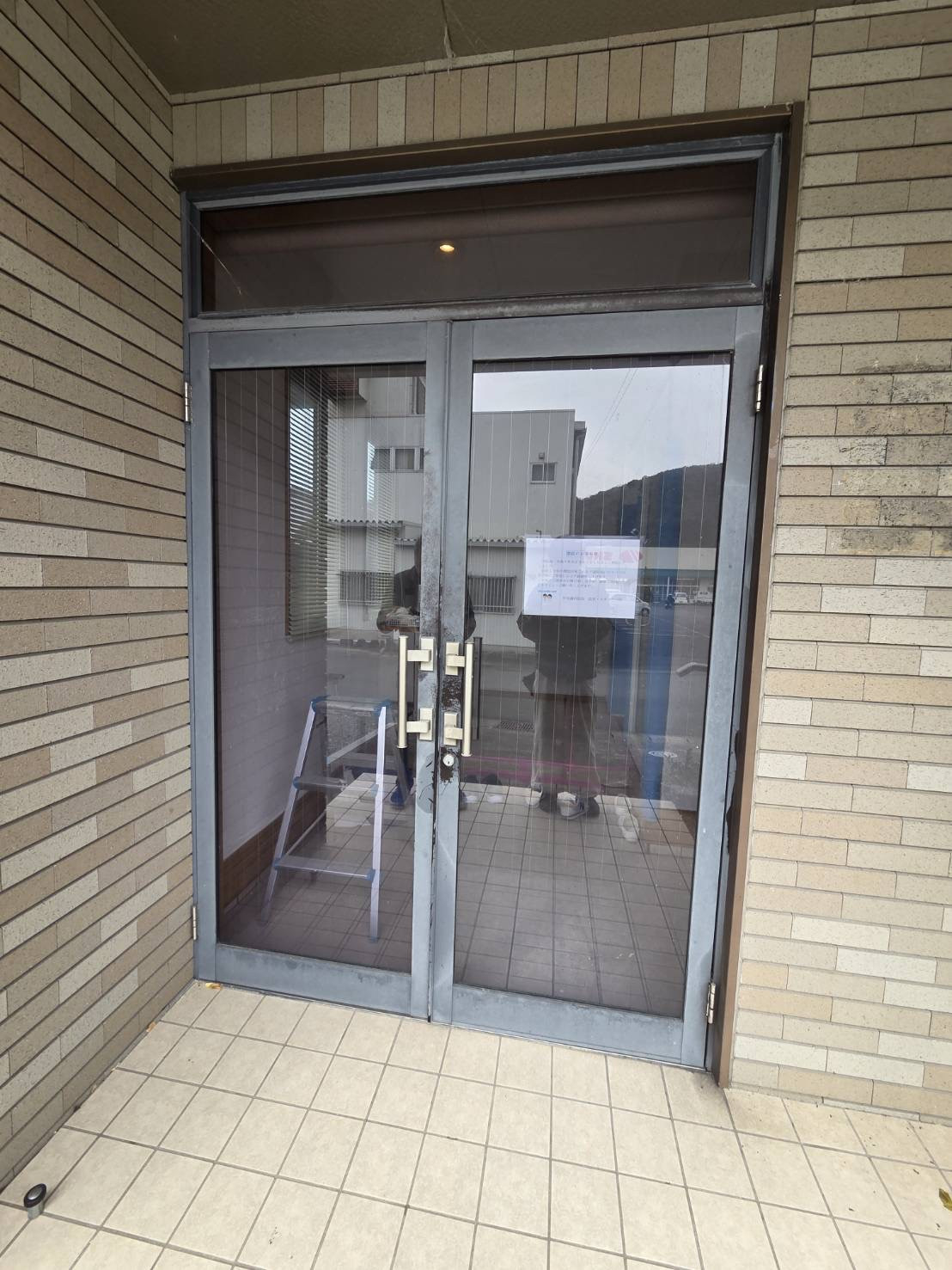 山本サッシ店 東紀州の玄関🚪ドアを新しく入れ替えました‼️ たくみ建築様現場の施工前の写真1