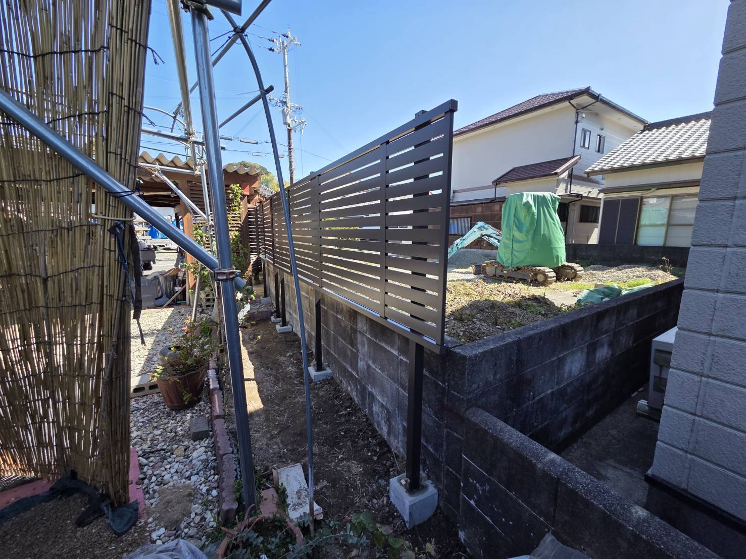山本サッシ店 東紀州の目隠しフェンスを施工させて頂きました‼️  垣本建築様現場の施工後の写真1
