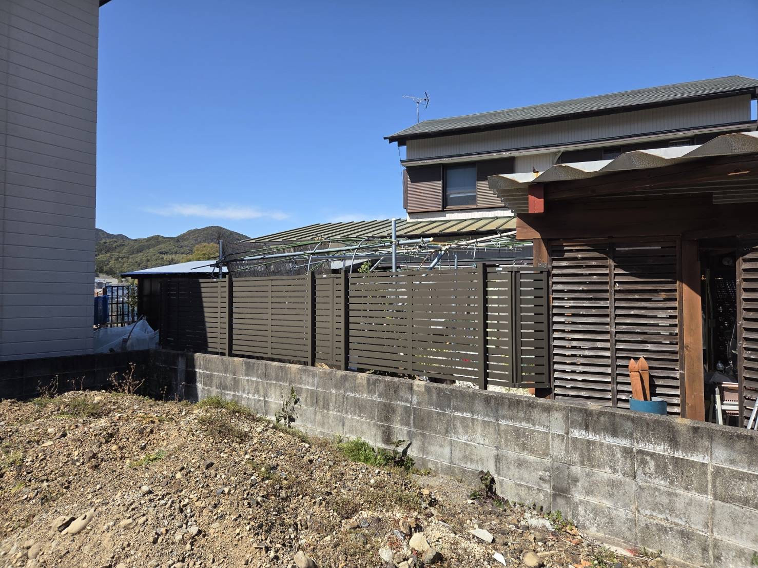 山本サッシ店 東紀州の目隠しフェンスを施工させて頂きました‼️  垣本建築様現場の施工後の写真2