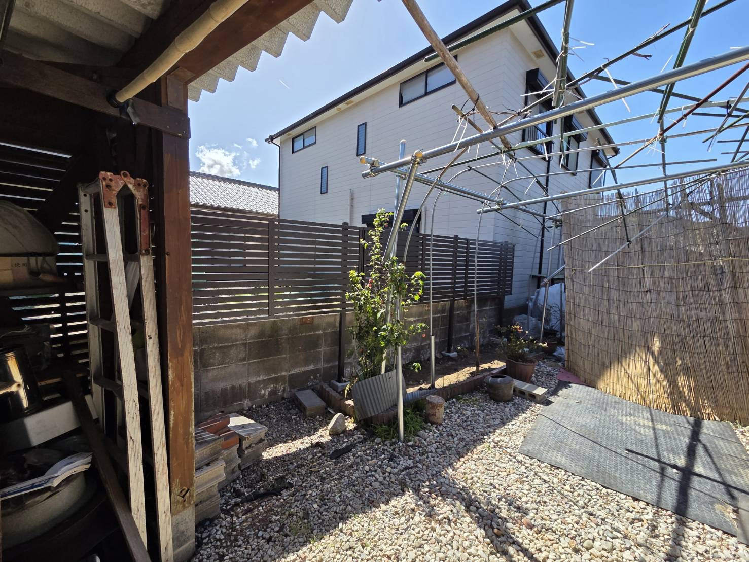 山本サッシ店 東紀州の目隠しフェンスを施工させて頂きました‼️  垣本建築様現場の施工前の写真1