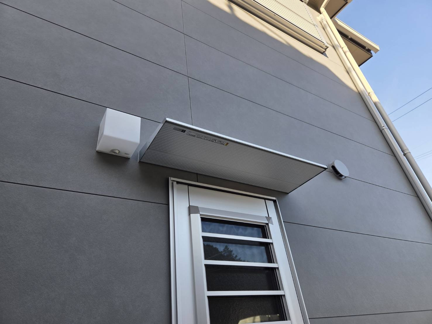 山本サッシ店 東紀州の勝手口に庇を取付させて頂きました‼️ アサヒ住宅様現場の施工後の写真1
