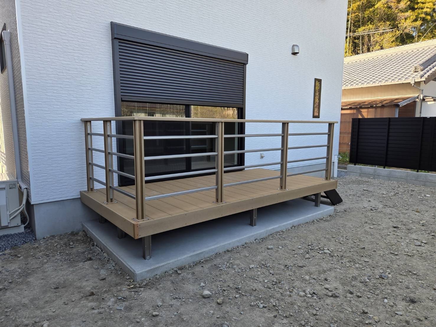 山本サッシ店 東紀州のフェンスと、ウッドデッキきを施工させて頂きました‼︎ アサヒ住宅様現場の施工後の写真1