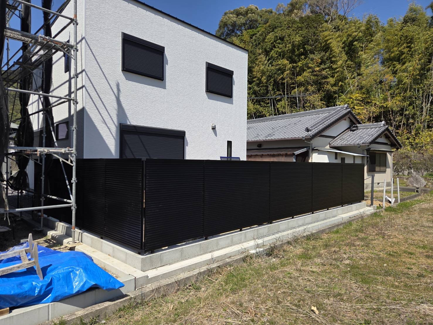 山本サッシ店 東紀州のフェンスと、ウッドデッキきを施工させて頂きました‼︎ アサヒ住宅様現場の施工前の写真1